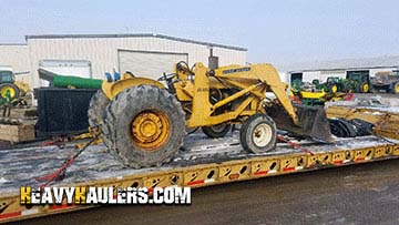 John Deere 410 Retroexcavadora en transporte