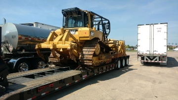 Bulldozer Cat D67R-XW transportado en un remolque RGN