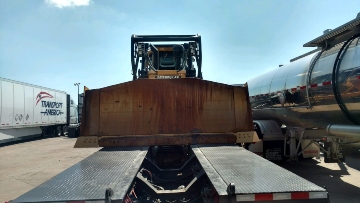 Cat bulldozer D5K cargado en un remolque de plataforma