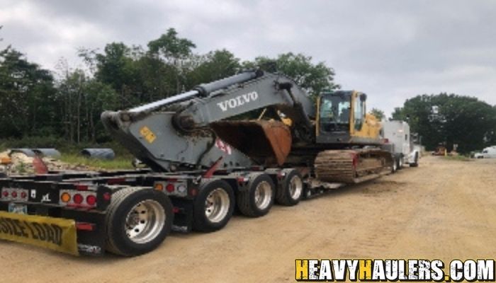 Oversize Volvo excavator transport.