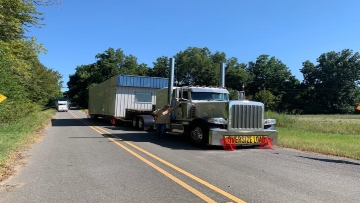 Oficina móvil de 15,000 lb enviada a Illinois en un tráiler RGN