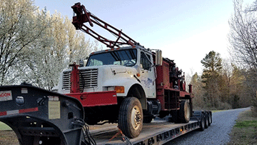 Hauling 2000 International 4800 Truck